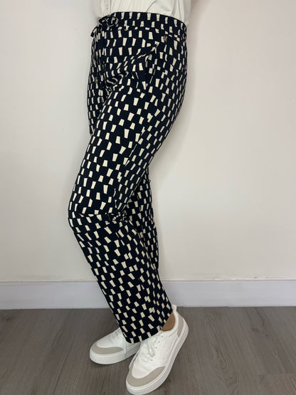 Daelin Estella Travelstof Broek zwart print front