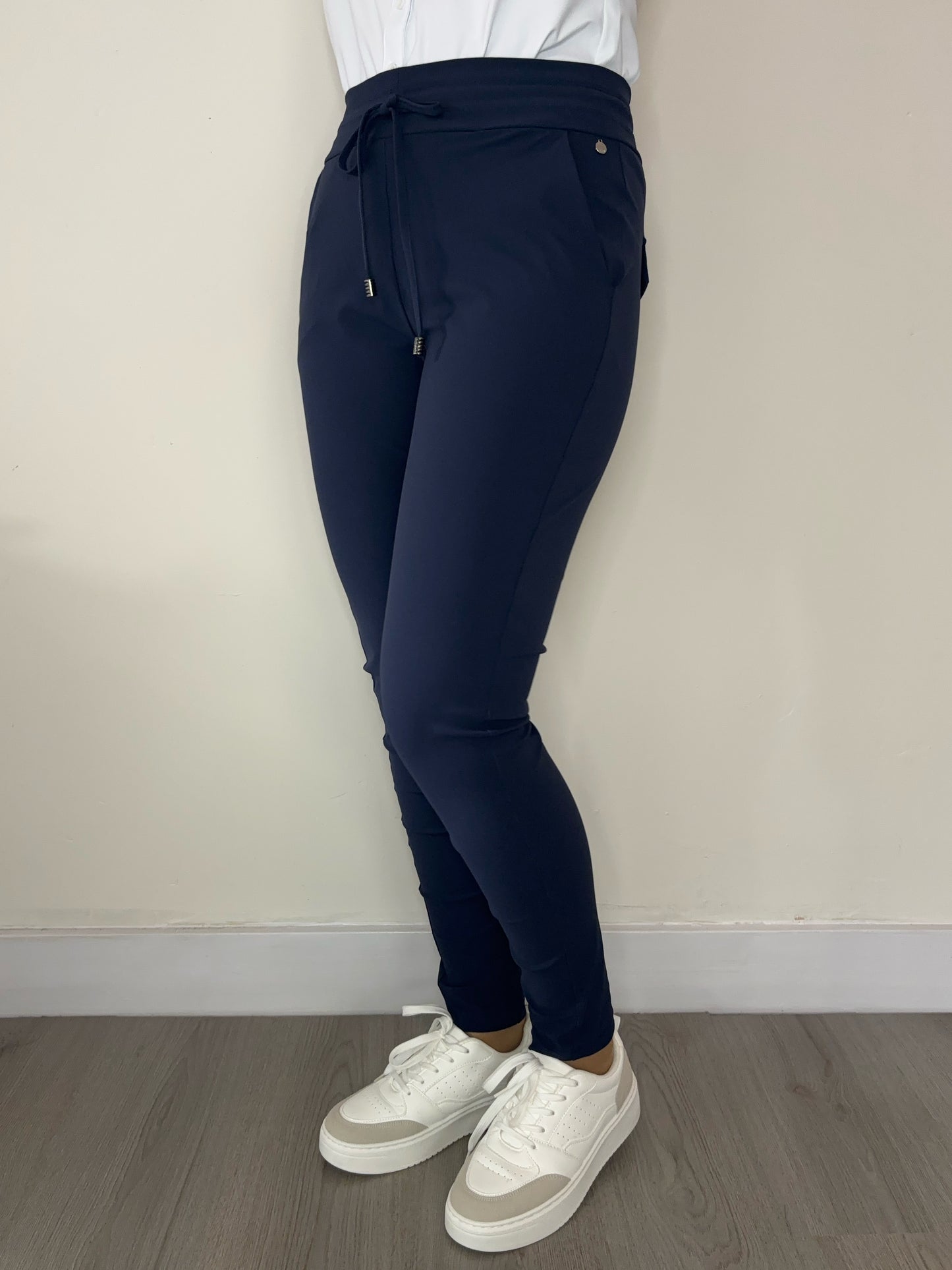 Daelin Faye Travelstof Broek donker blauw front