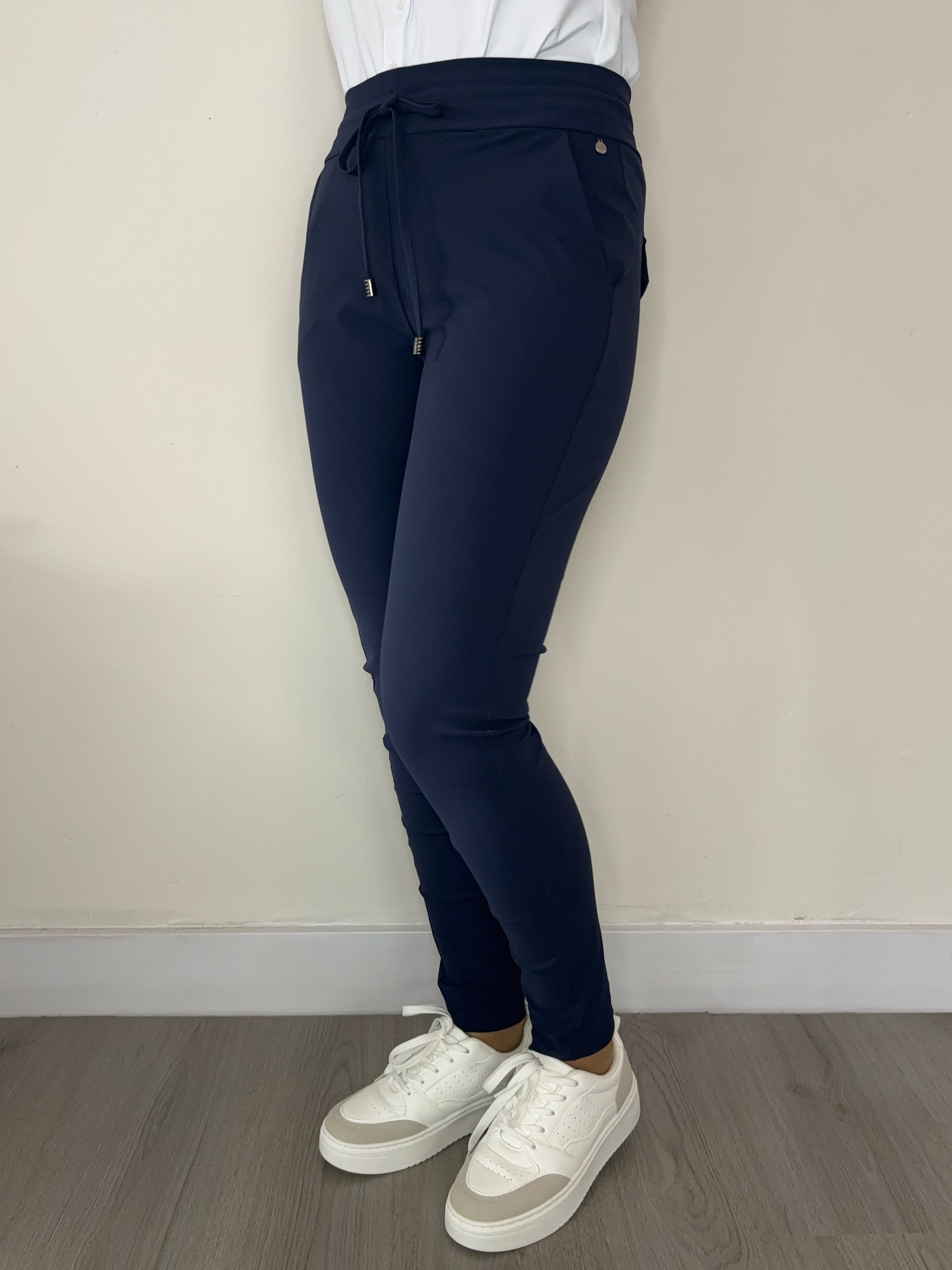 Daelin Faye Travelstof Broek donker blauw front