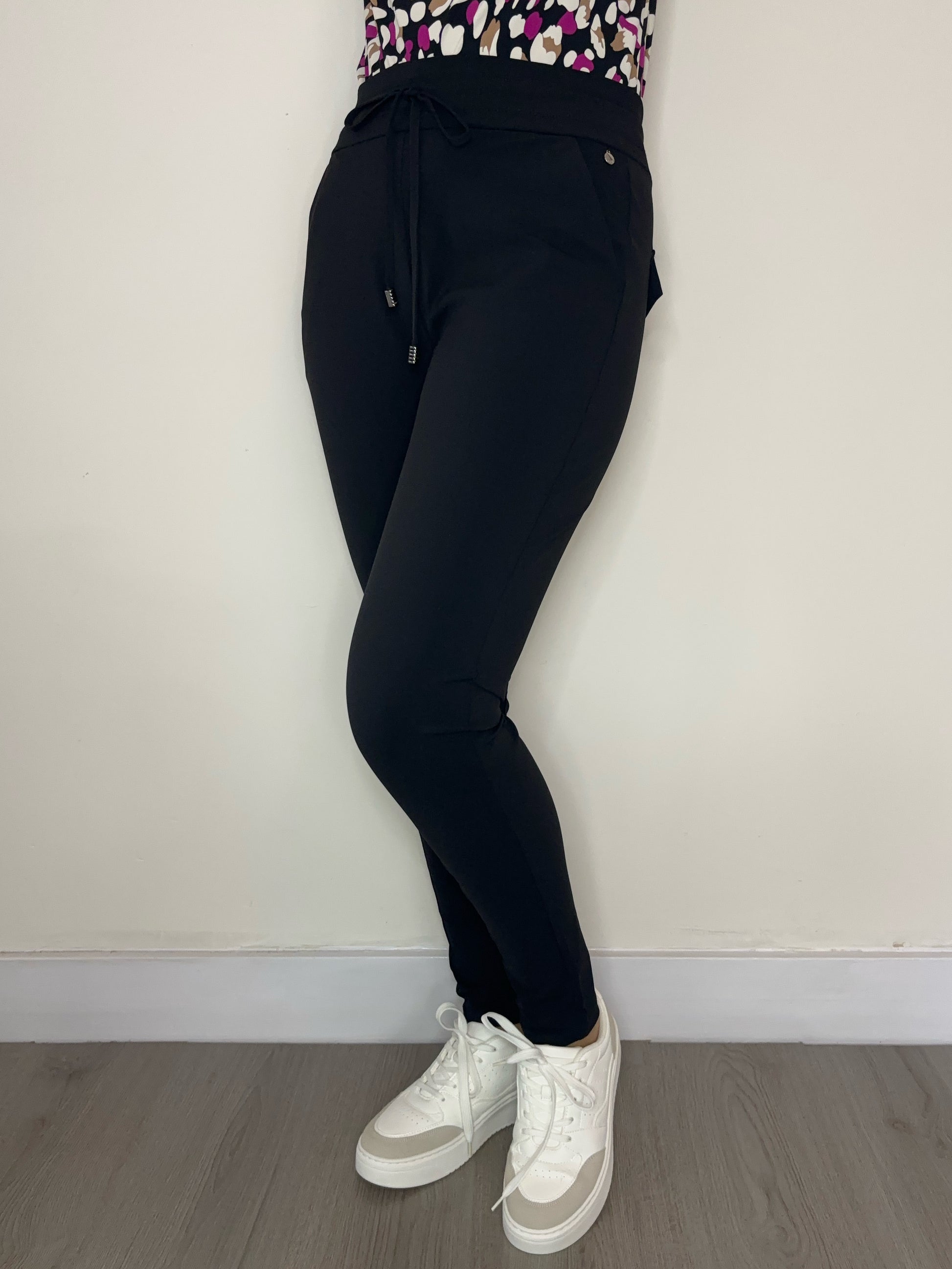 Daelin Faye Travelstof Broek zwart  front