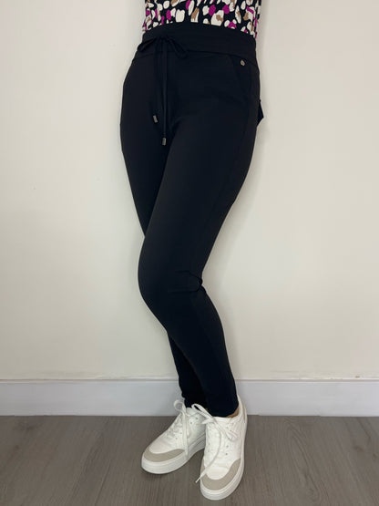 Daelin Faye Travelstof Broek zwart  front