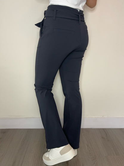 Daelin Zoë Travelstof Broek met strik grijs back